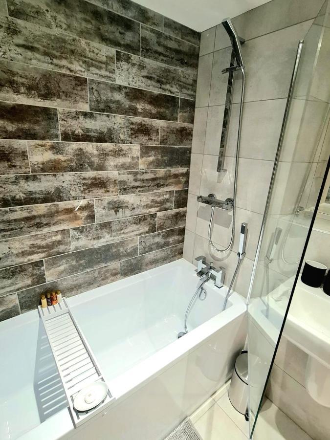 1-Bedroom Aprt In Salford- Freeparking- Sleeps3 曼彻斯特 外观 照片