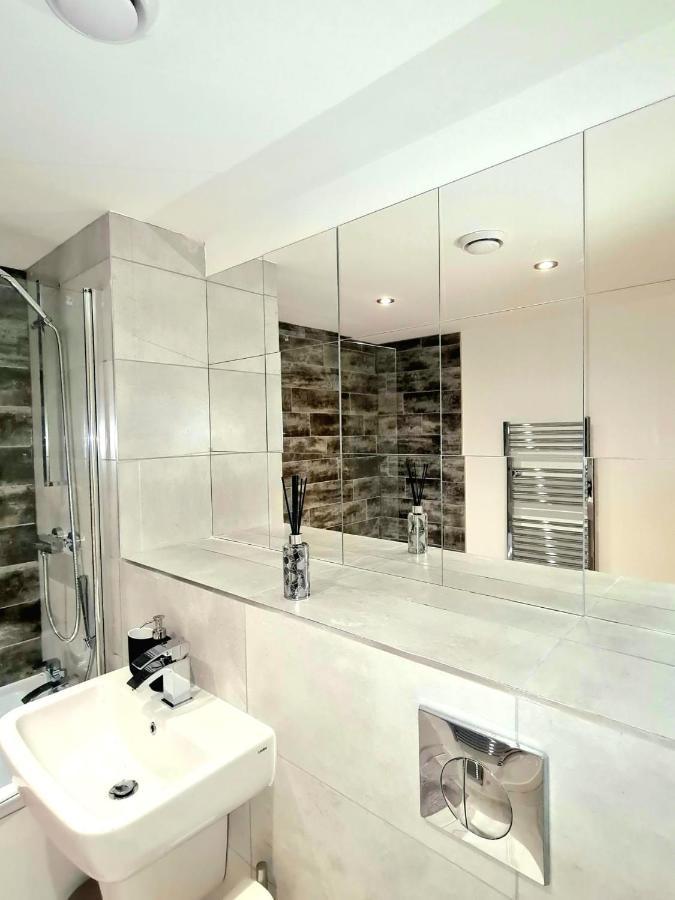 1-Bedroom Aprt In Salford- Freeparking- Sleeps3 曼彻斯特 外观 照片